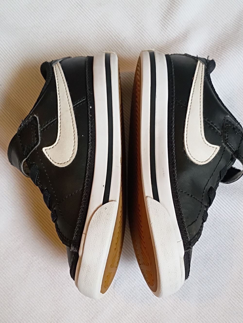Nike Kids Black and White Low-Top Sneaker - Picture 4 of 8